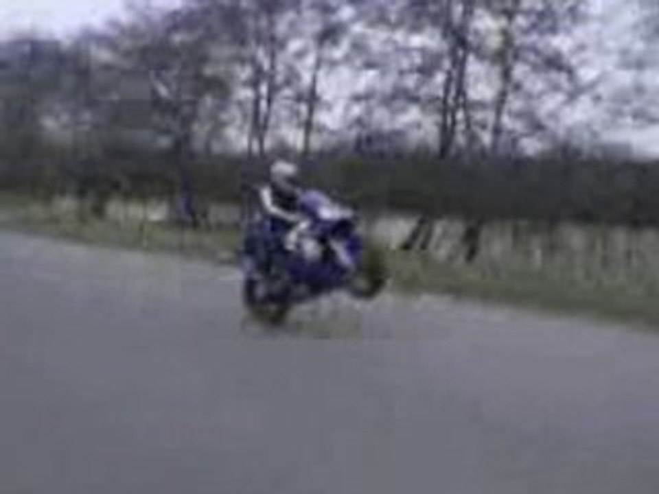 Cedric et son R1 en wheeling