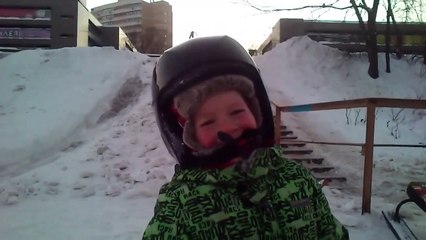 Трюки малыша сноубордиста