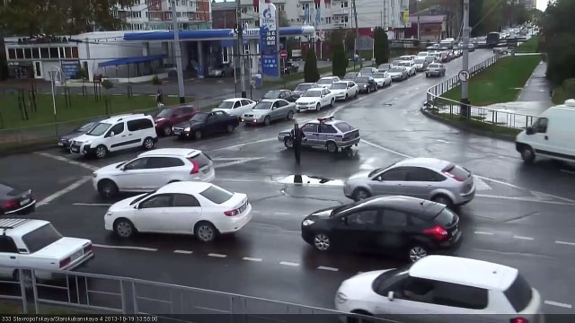 Сотрудник ДПС пытается остановить свадебный кортеж