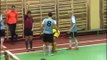 Un joueur de Futsal met l'arbitre KO en le frappant au visage après un carton rouge