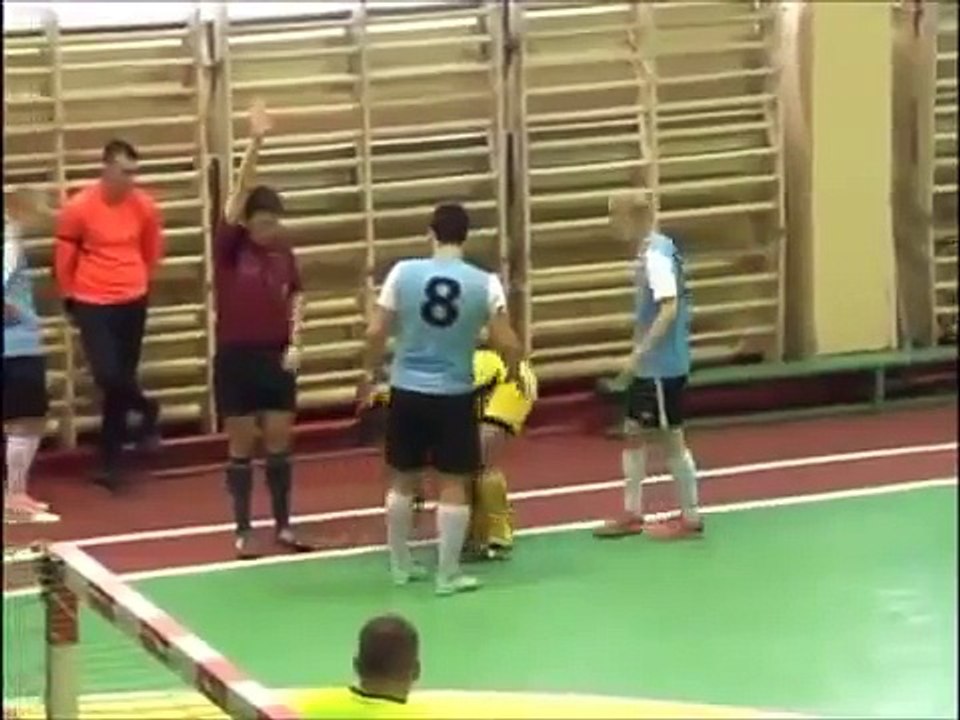 Un joueur de Futsal met l'arbitre KO en le frappant au visage après un carton rouge