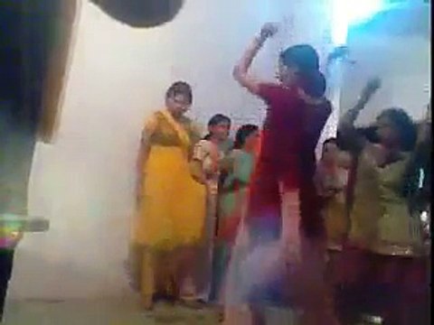 Indian Wedding Dance at Vilage by Desi Girls on Aunty Number One Song of Bollywood Funny Actor Govinda