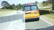 2 ambulances font la course pour etre les premières sur le lieu du crash... Dingue!