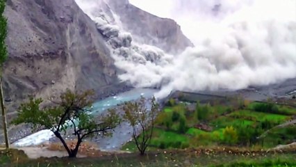 Earthquake: Video shows Pakistan landslide.