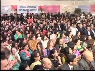 Altaf Hussain Comes On The Stage With A Mic