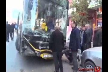 Belediye otobüsünün şoförü kalp krizi geçirdi, ağaca çarparak durabildi