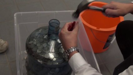Il dépose 90Kgs de pièces à la banque.... 3500$ d'un coup!