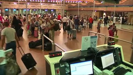 تواصل عملية إجلاء السياح الروس من شرم الشيخ