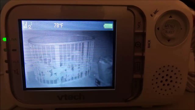 Un bébé chante la marche impériale de Star Wars dans son lit... Adorable!