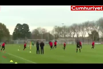 Kadın sucunun elini sıkmayan futbolcudan pon pon kızların intikamı