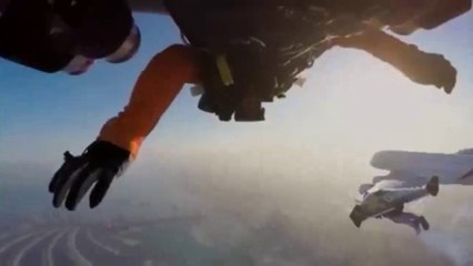 دبئی میں جہاز کے ساتھ اڑتے انسانوں نے سب کو حیران کردیا