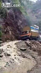 Опасная дорога в Гималаях