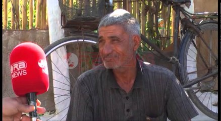 Mjeshtri i saçit ushqen 12 vetë, punon sa për të blerë një thes miell