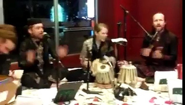 American Band singing Qawwali of Ustad Nusrat Fateh Ali Khan - Dam Mast Qalander