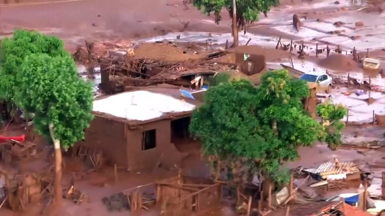 Brésil : une coulée de boue toxique avale une ville après la rupture d’un barrage (VIDEO AERIENNE)