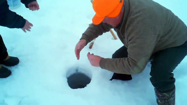 MANCING DI KUTUB UTARA - MANCING IKAN BESAR DI LUBANG ES