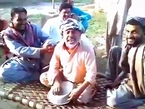 شادی نہ کرنا یارو، تم کو بتا رہا ہوں آفت گلے پڑی ہے اس کو نبھا رہا ہوں