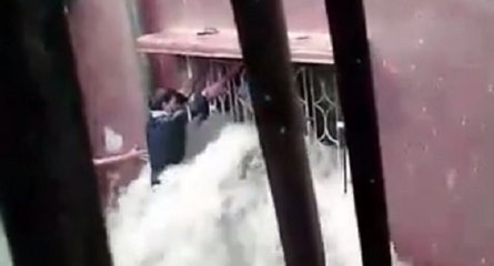 Il sauve une famille dans une maison inondée