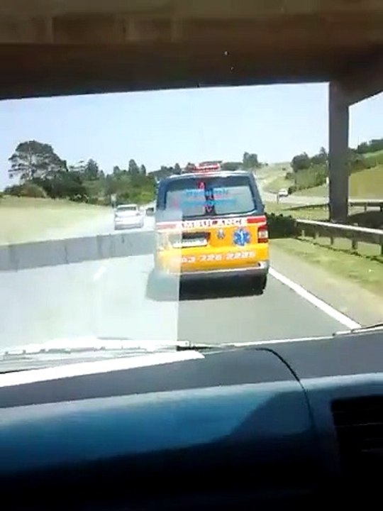 2 ambulances font la course pour etre les premiè sur le lieu du crash... Dingue!