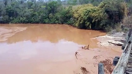 Veja momento em que onda lama passa pelo Rio Doce no Distrito de Cava Grande