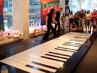 Dois artista fazendo da dança uma musica.