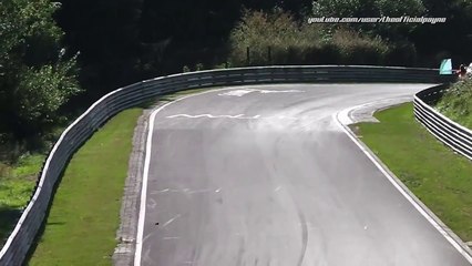 Video herunterladen: Nordschleife CRASH BMW M235i Racing #672 VLN 8.Lauf 03.10.2015 Nürburgring