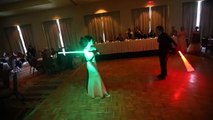 İlk Danslarını Işın Kılıcı Eşliğinde Yapan Star Wars Hayranı Çift