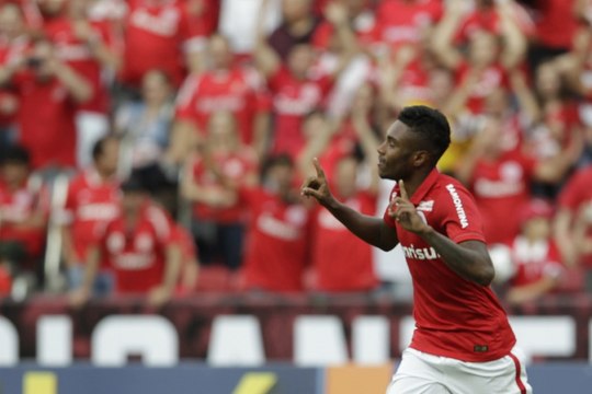 Vitinho brilha, Inter vence a Ponte Preta no Beira-Rio e cola no G4