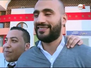 فيديو .. حوار قصير وطريف بين بدر هاري ونوفل العواملة لحظة وصوله إلى مطار العيون