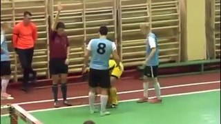 Un joueur de Futsal met l arbitre KO en le frappant au visage aprè un carton rouge