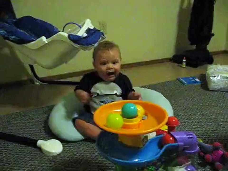 Tê hilarante d un bປé qui dຜ son nouveau jouet! Dingue...