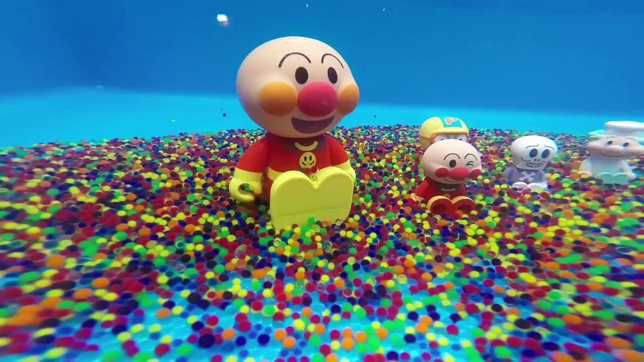 アンパンマンと水で膨らむおもちゃ3万粒 Beautiful! 3000 Miniature Blow up Balls Underwater!