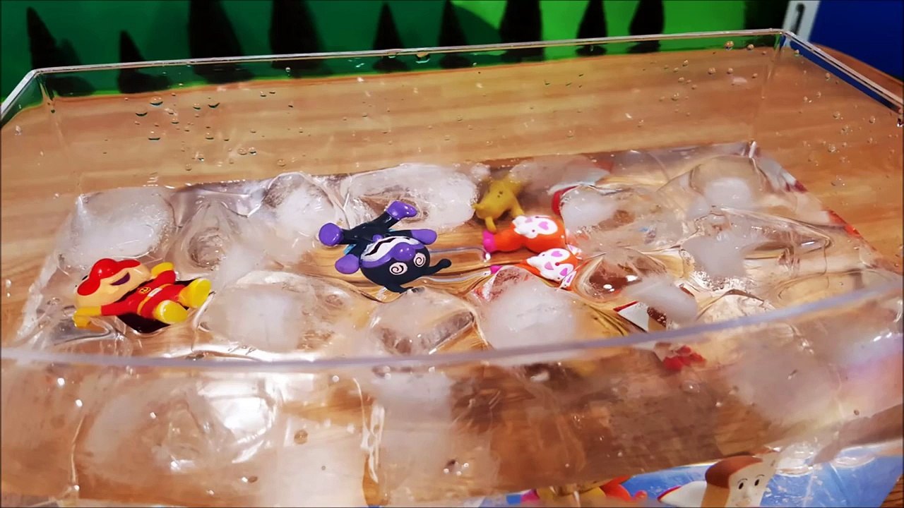 アンパンマンおもちゃアニメ❤氷水のプールとバイキンマン Anpanman toys anime