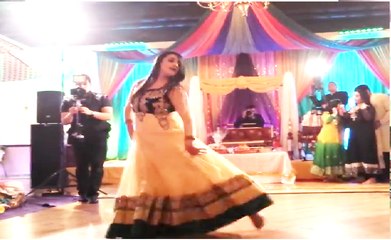 Pakistani Wedding Dance on Lovely Song Amazing Girl Dance