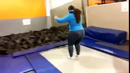 Полная девушка и батут