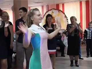 Красивая блондинка отжигает на свадьбе! Смотреть всем!