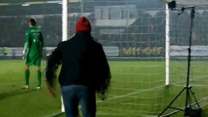 Kalecisinin yüzüne küfür edince...