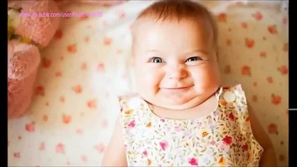 Los niños pequeños se divierten. Niños divertidos entretenidos