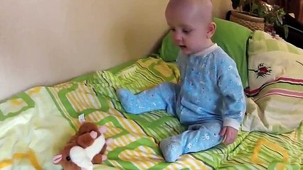 El bebé y hablando hámster. Diálogo hámster divertido del bebé