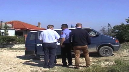Report Tv - Mallakastër, furgoni shtyp foshnjën 17-muajshe  brënda në oborrin e shtëpisë