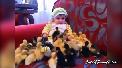 Babys und Kinder. Lustige Kind und Entlein