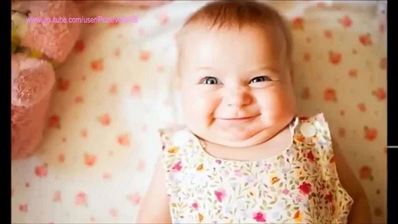 Kleine Kinder, die Spaß haben. Lustige Kinder unterhalten