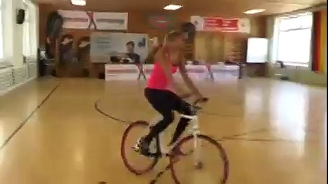 Трюки на велосипеде в исполнении девушки. ОБОЛДЕТЬ. Круто