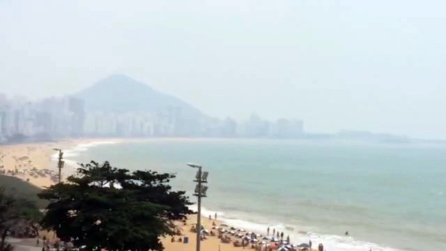 Imagens de fumaça provocada por Incêndio no Morro do Moreno, em Vila Velha