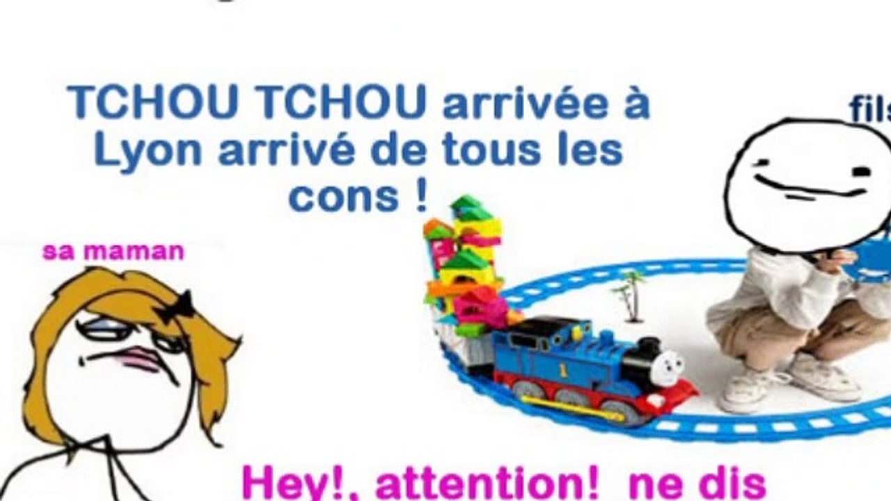 C’est un petit garçon qui joue à son train Electrique..