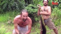 5 metrelik yılanı eliyle böyle yakaladı! - Komik videolar - Funny videos