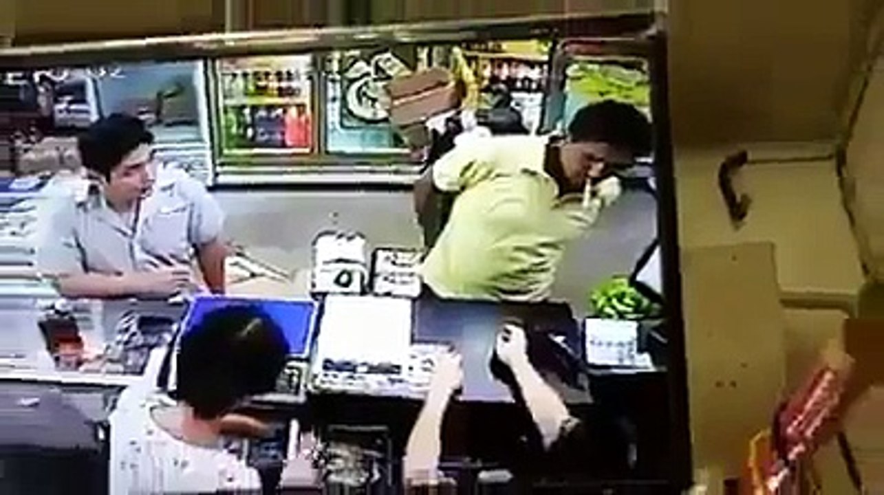 Barkod okuyucu ile sigara yakmaya uğraşmak - Komik videolar - Funny videos
