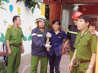 Khống chế thanh niên "ngáo đá" đánh đu trong nhà trẻ