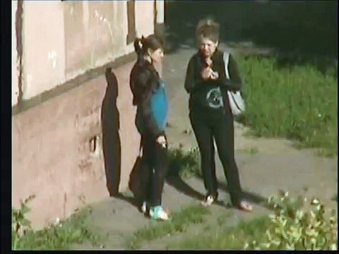 Скрытая видеосъемка или скрытая камера на улице Подруги курят