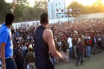 Yo Yo Honey Singh & Mafia Mundeer @ Bhagat Singh College Delhi .flv